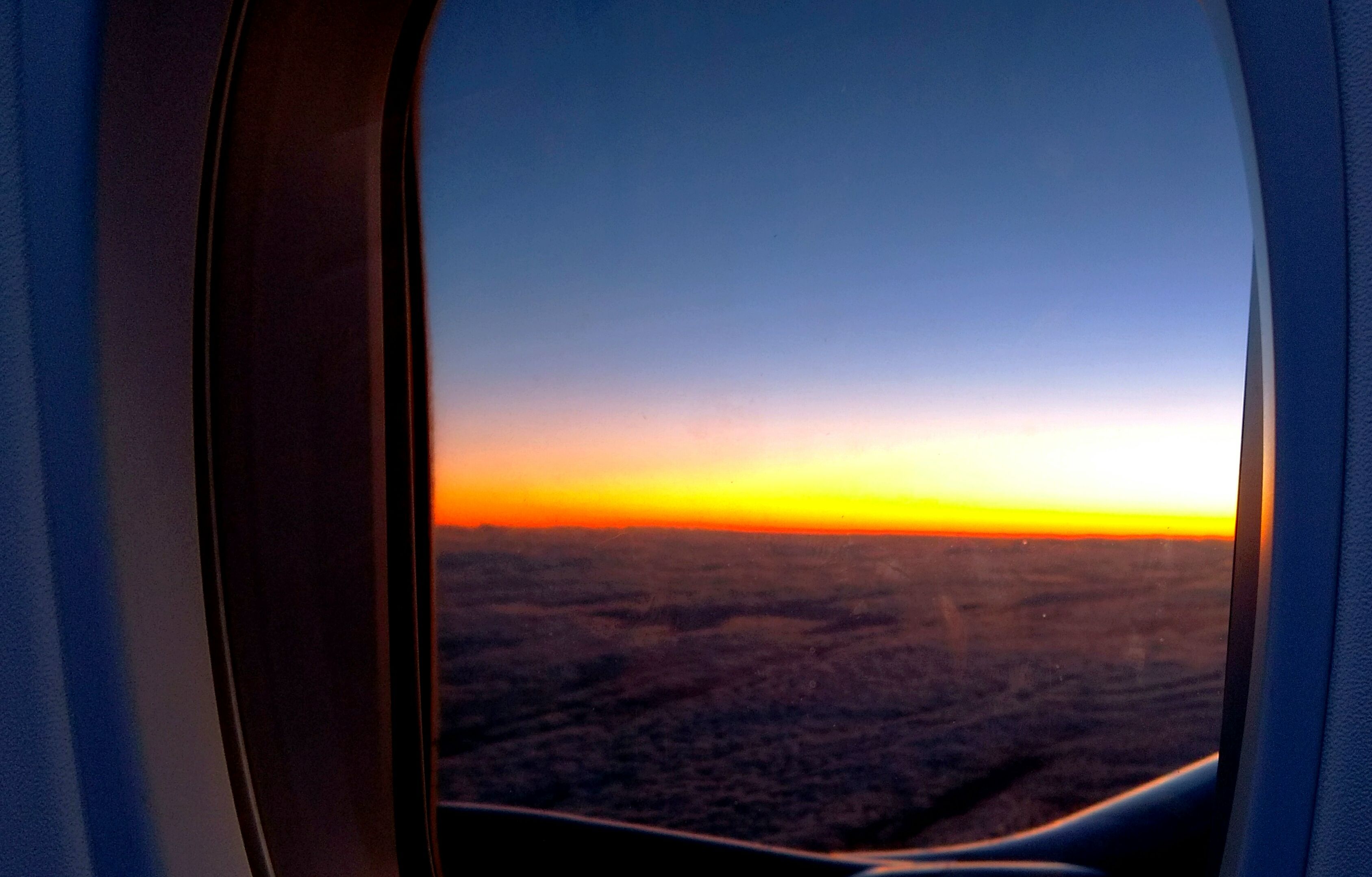 Un ciel lumineux et paisible au-dessus des nuages